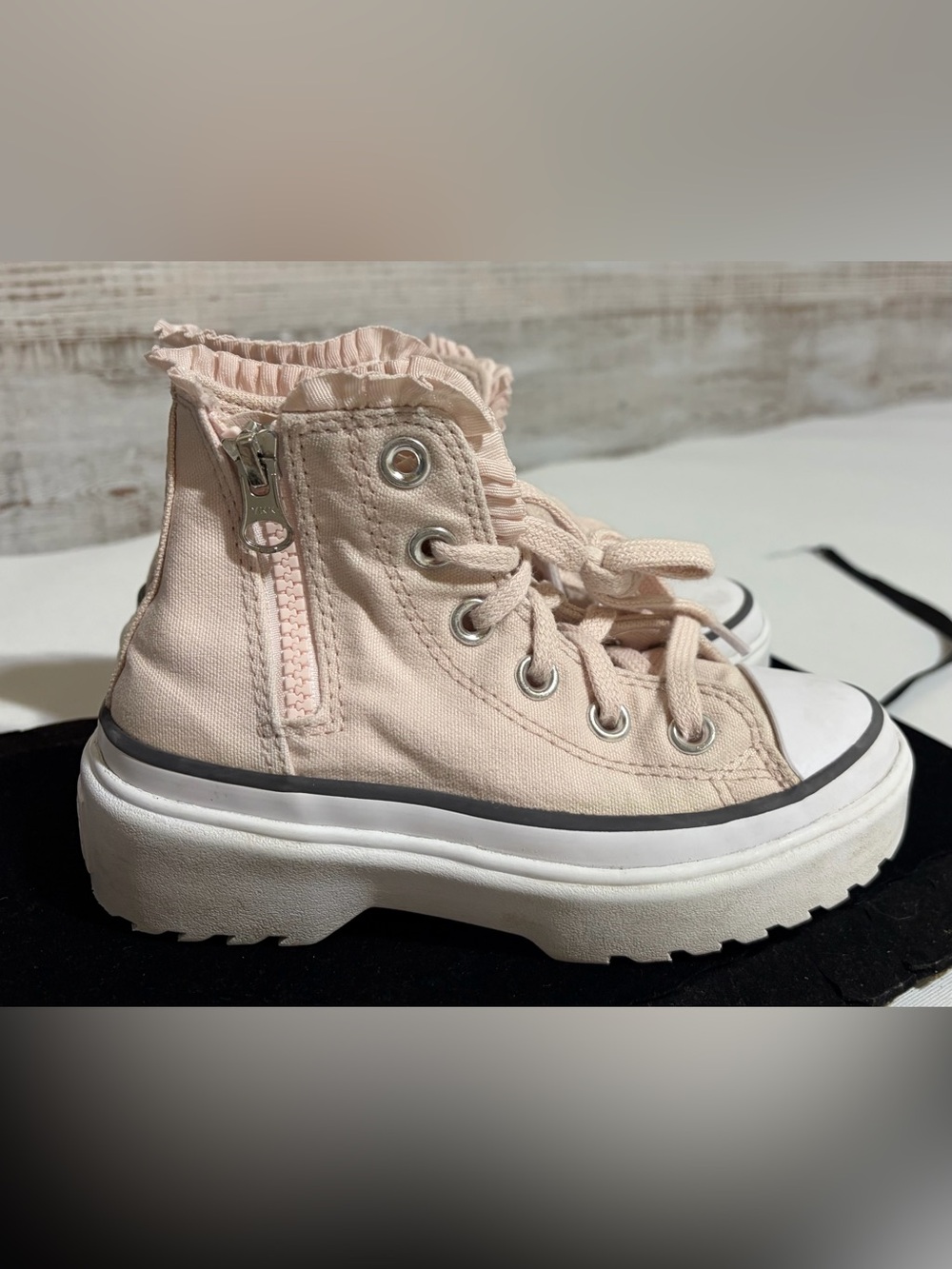 Converse Kids Chuck Taylor All Star Lugged Lift Ruffles High-Top Sneaker pink 12